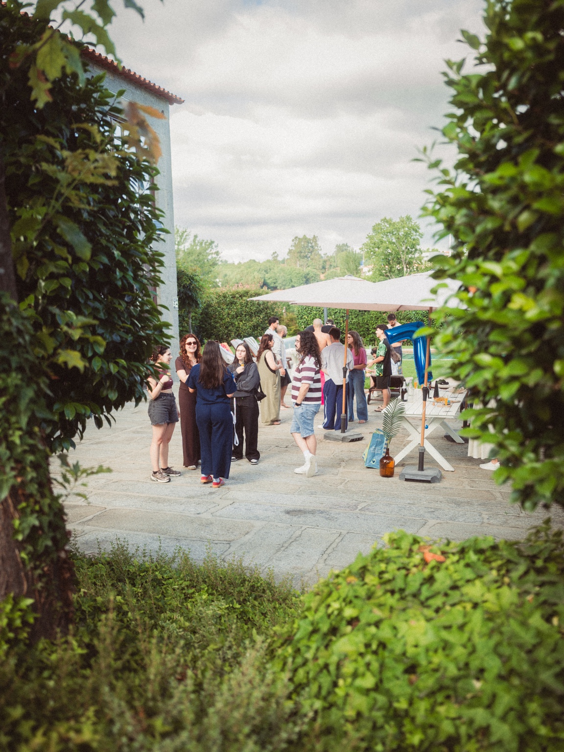Pessoas dos Creative Camps® a conversar no jardim